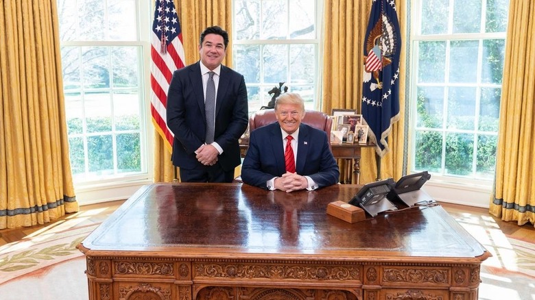 Dean Cain pose à côté de Donald Trump dans le bureau ovale