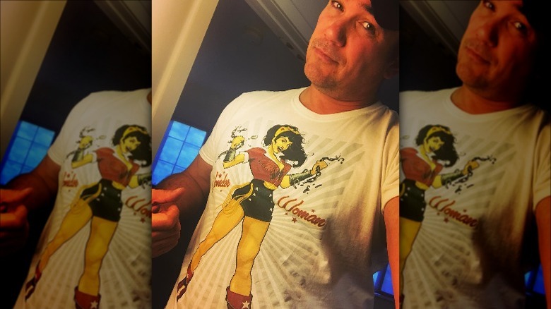 Dean Cain pose dans un t-shirt Wonder Woman