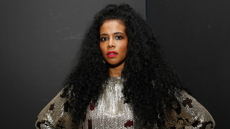 Kelis robe argentée cheveux longs