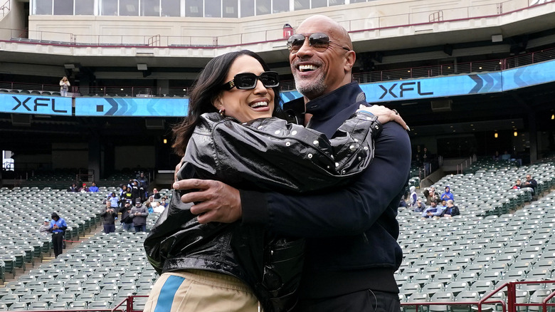 Dany Garcia et Dwayne Johnson se font un câlin