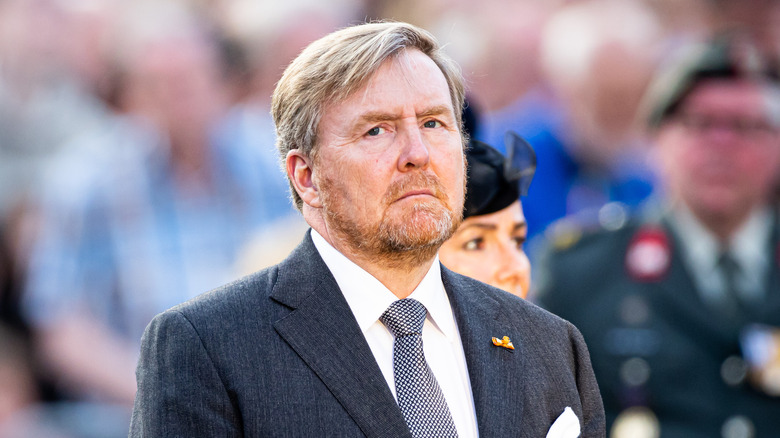 Le roi Willem-Alexander a l'air solennel