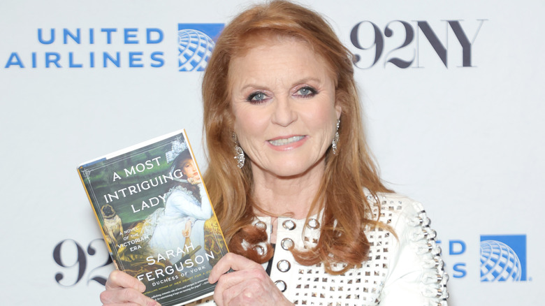 Sarah Ferguson tient un livre