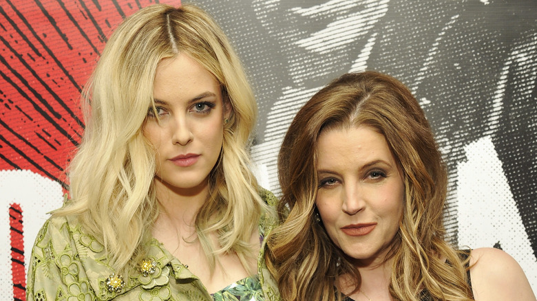 Riley Keough et Lisa Marie Presley souriant et posant ensemble