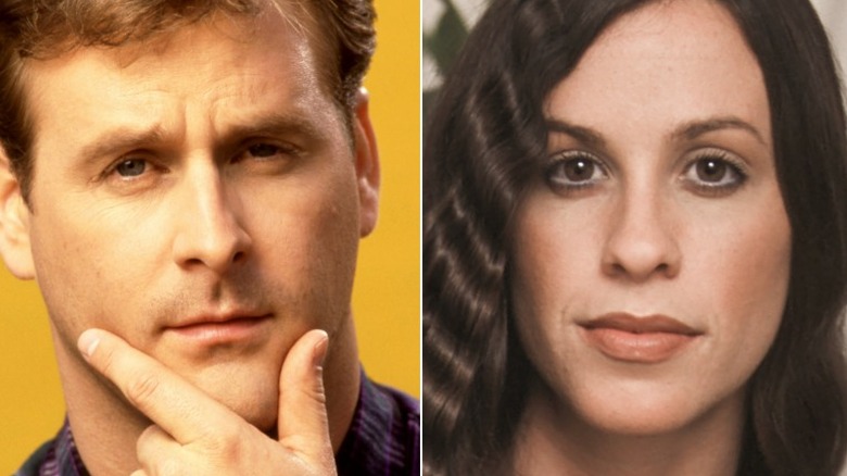 Dave Coulier caressant le menton Alanis Morissette souriant