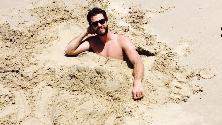 Liam Hemsworth enterré dans le sable