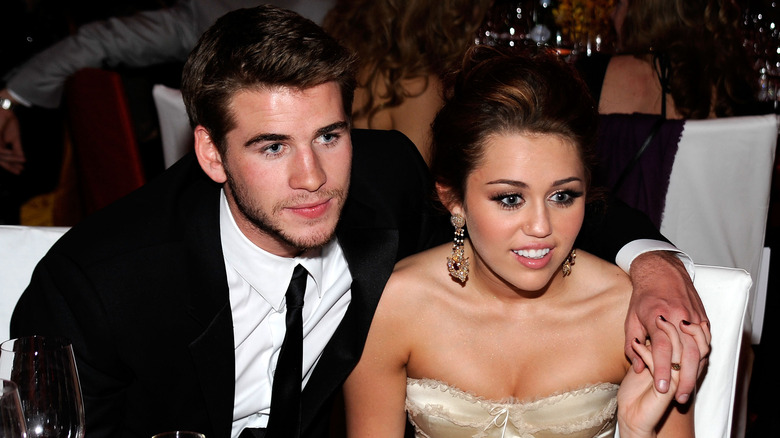 Liam Hemsworth et Miley Cyrus se tenant la main