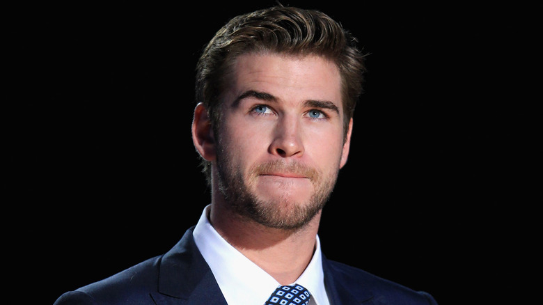 Liam Hemsworth regarde vers le haut