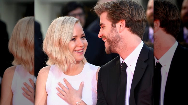 Jennifer Lawrence et Liam Hemsworth rient