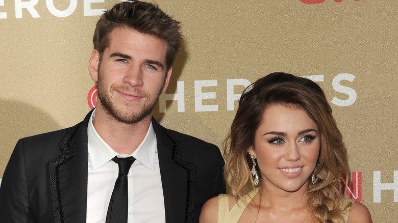 Liam Hemsworth et Miley Cyrus posent