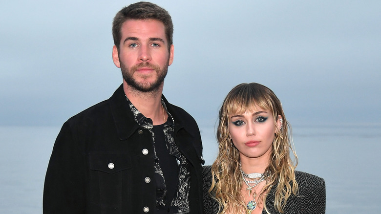 Liam Hemsworth et Miley Cyrus à l'extérieur