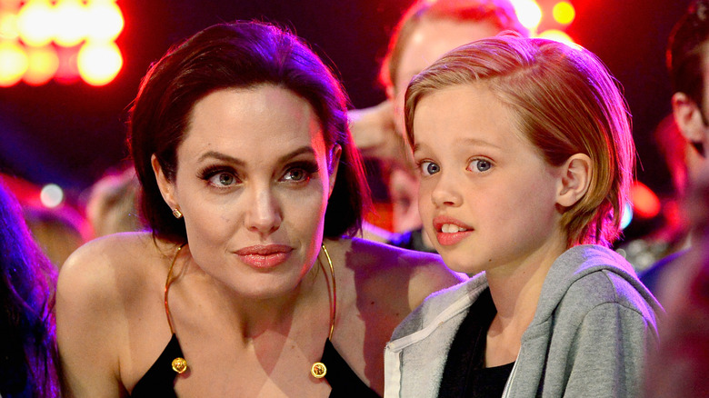 Angelina Jolie regarde Shiloh Jolie-Pitt qui a l'air effrayée