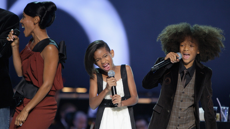 Jada Pinkett, Willow et Jaden Smith chantent