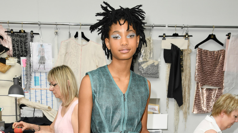 Willow Smith posant dans un atelier de couturière