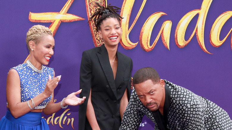 Jada Pinkett, Willow Smith riant, Will Smith renfrogné