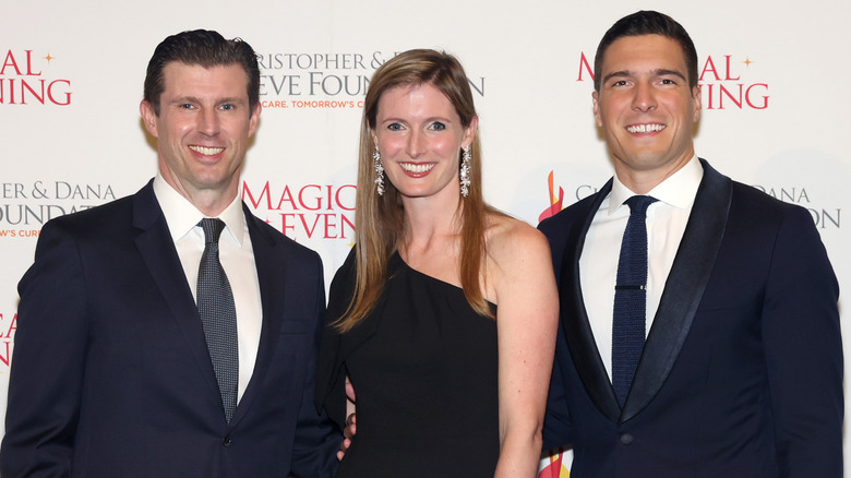 Matthew Alexandra et Will Reeve sourient sur le tapis rouge