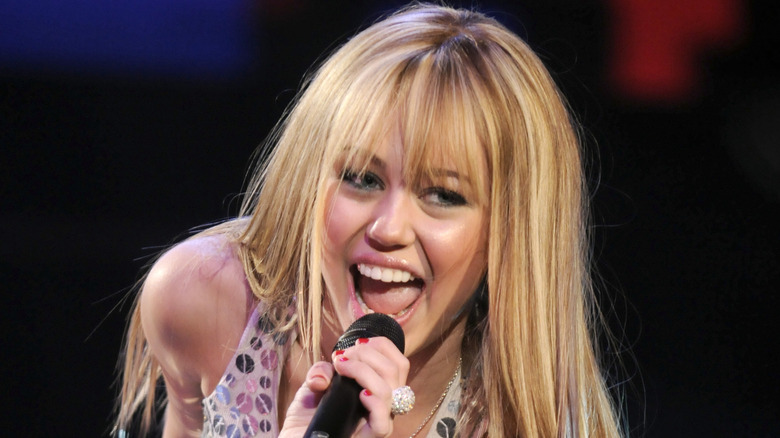 Miley Cyrus joue le rôle de "Hannah Montana" sur scène