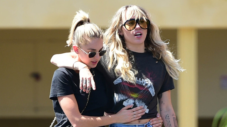 Miley Cyrus, à gauche, et Kaitlynn Carter, à droite à Los Angeles