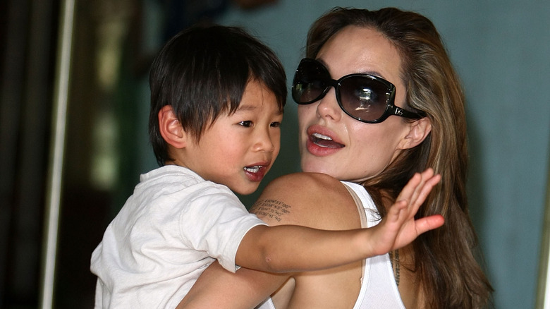 Angelina Jolie portant Pax Jolie-Pitt