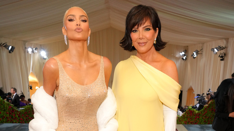 Kim Kardashian plisse à côté de Kris Jenner