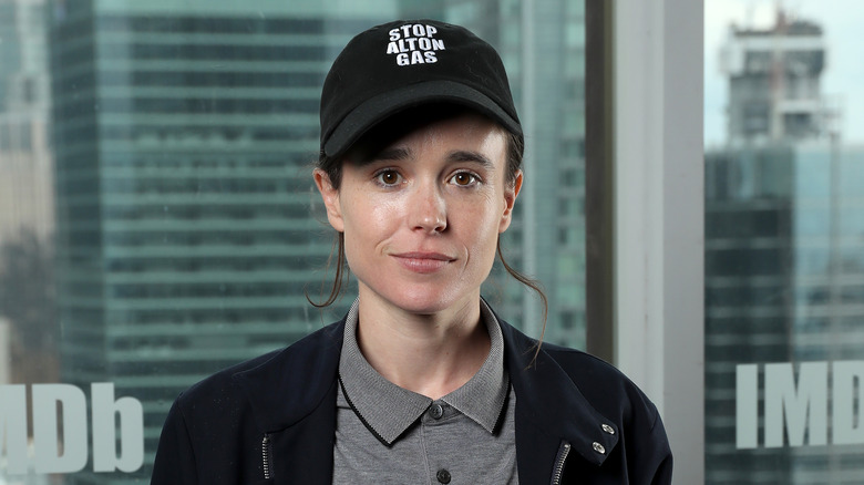 Elliot Page portant une casquette de baseball