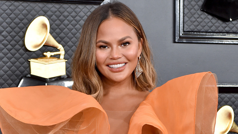 Chrissy Teigen sourit