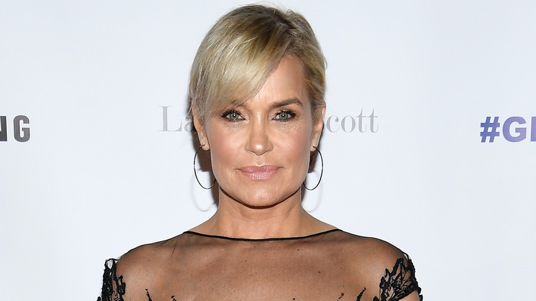 Yolanda Hadid posant pour des photos