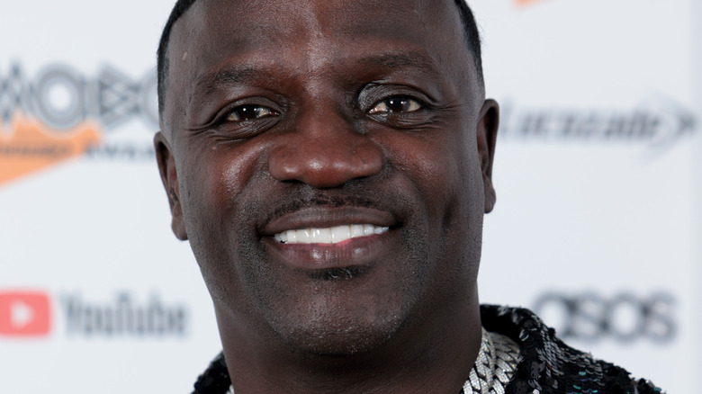 Akon posant pour les caméras