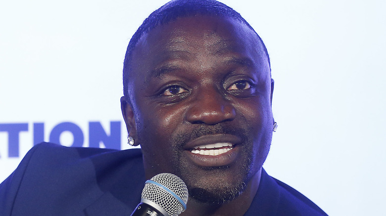 Akon parlant