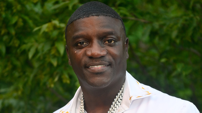 Akon souriant