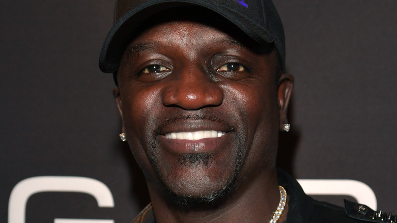 Akon souriant