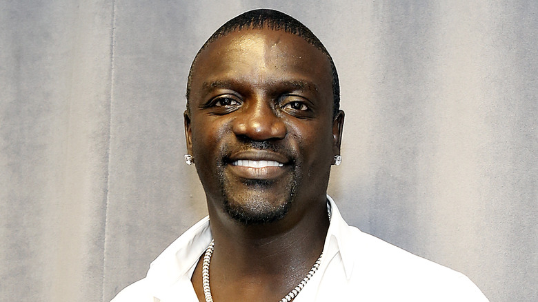 Akon souriant