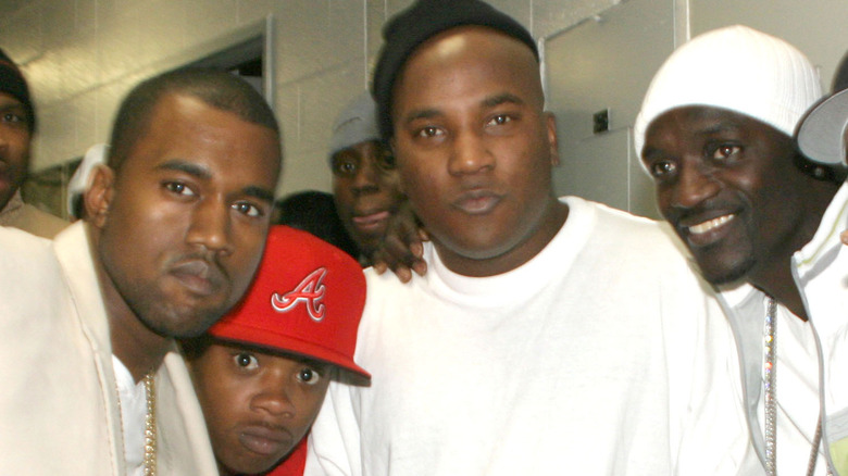 Akon et Kanye West avec des copains, posant