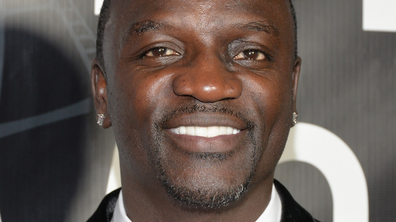 Akon souriant