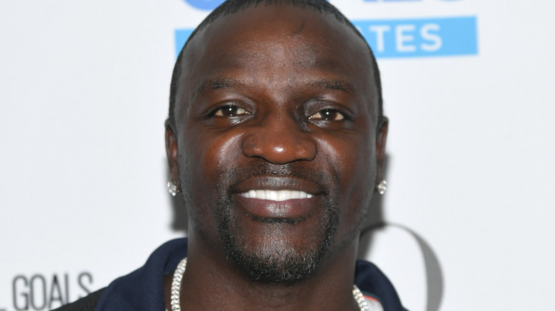 Akon souriant