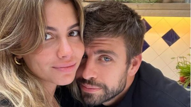 Gérard Piqué enlaçant Clara Chia