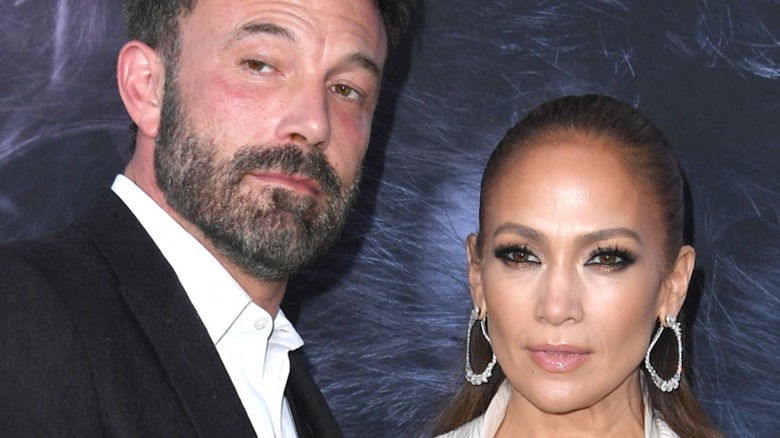 L'oeil latéral de Ben Affleck, Jennifer Lopez sérieuse