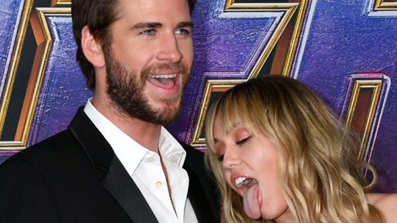 Miley Cyrus lèche Liam Hemsworth