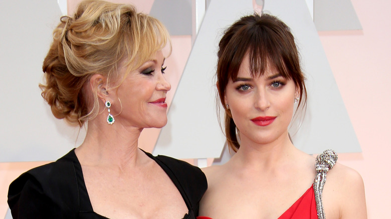 Melanie Griffith sourit à sa fille Dakota Johnson