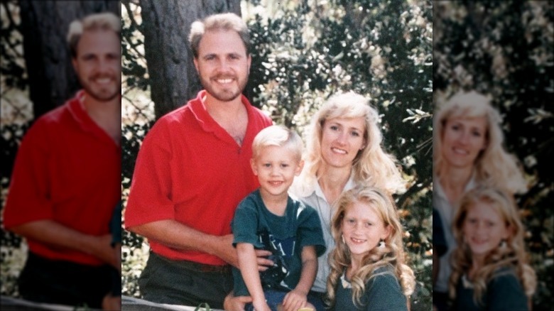 Austin Butler enfant pose avec sa famille