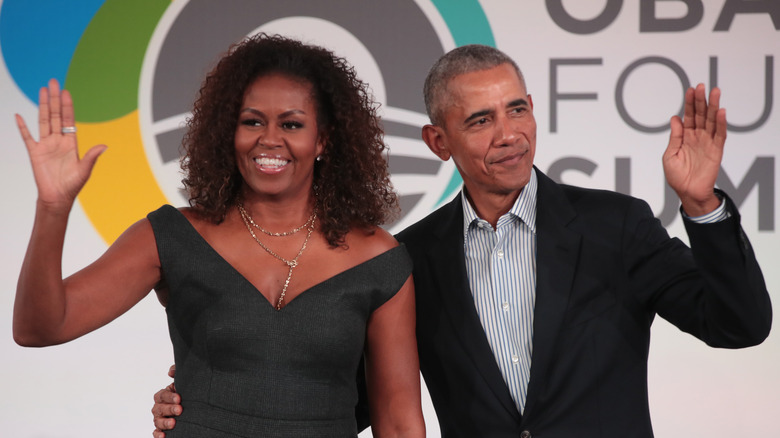 Barack et Michelle Obama saluant