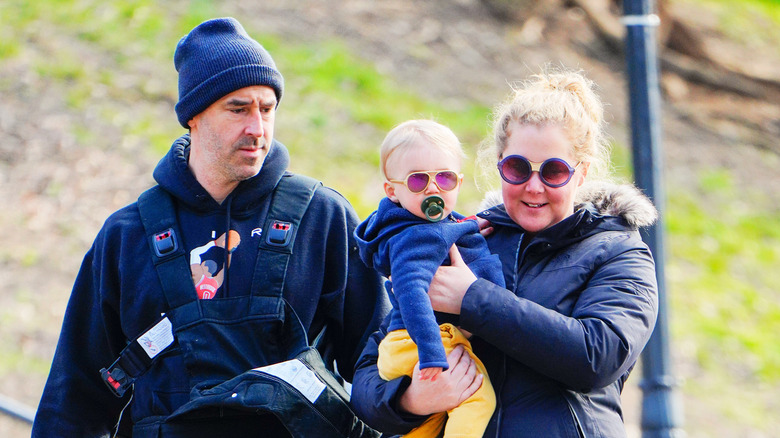 Amy Schumer et Chris Fischer promènent leur fils