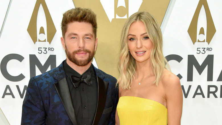 Chris Lane et Lauren Bushnell posent