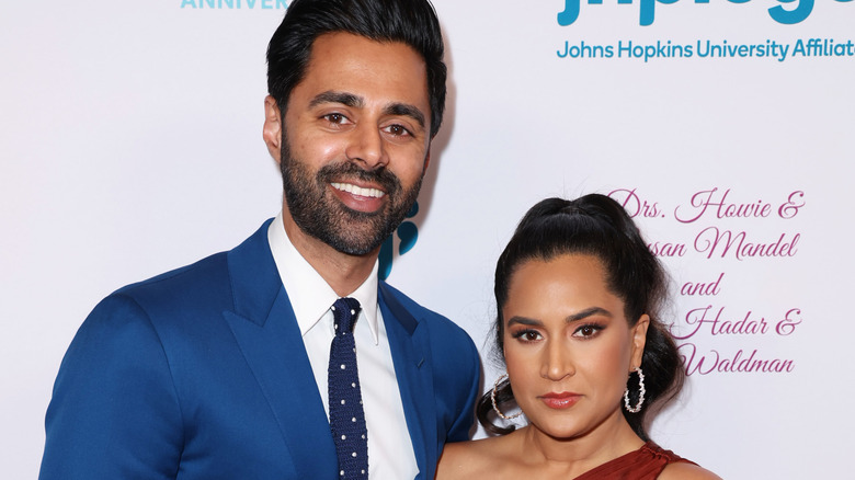 Hasan Minhaj et Beena Patel posant