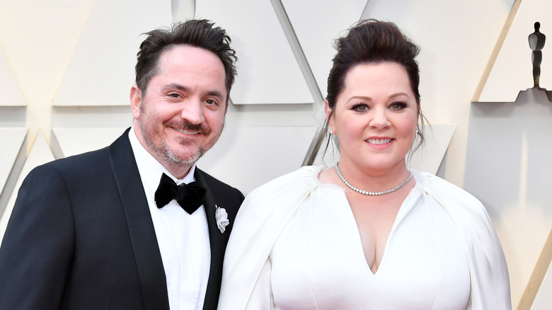 Melissa McCarthy et Ben Falcone sourient