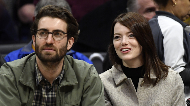 Dave McCary et Emma Stone regardent un match NBA