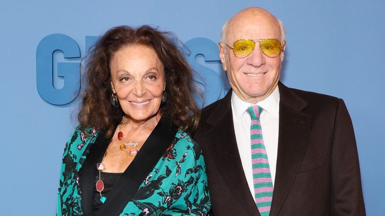 Diane von Furstenberg et Barry Diller sourient lors d'un événement