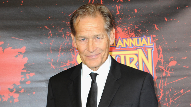 James Remar souriant