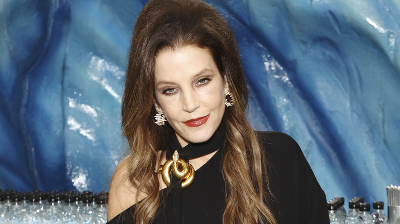 Lisa Marie Presley posant