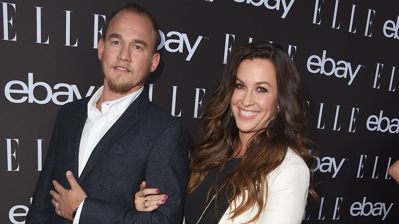 Mario Treadway, Alanis Morissette se liant les bras