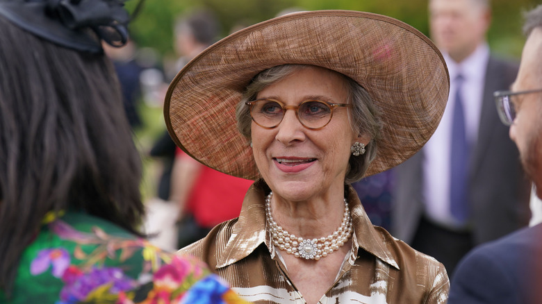 Robe et chapeau de paille marron Duchess Gloucester